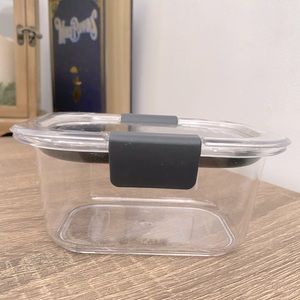 Rubbermaid Brilliance Food Storage Container for Pantry